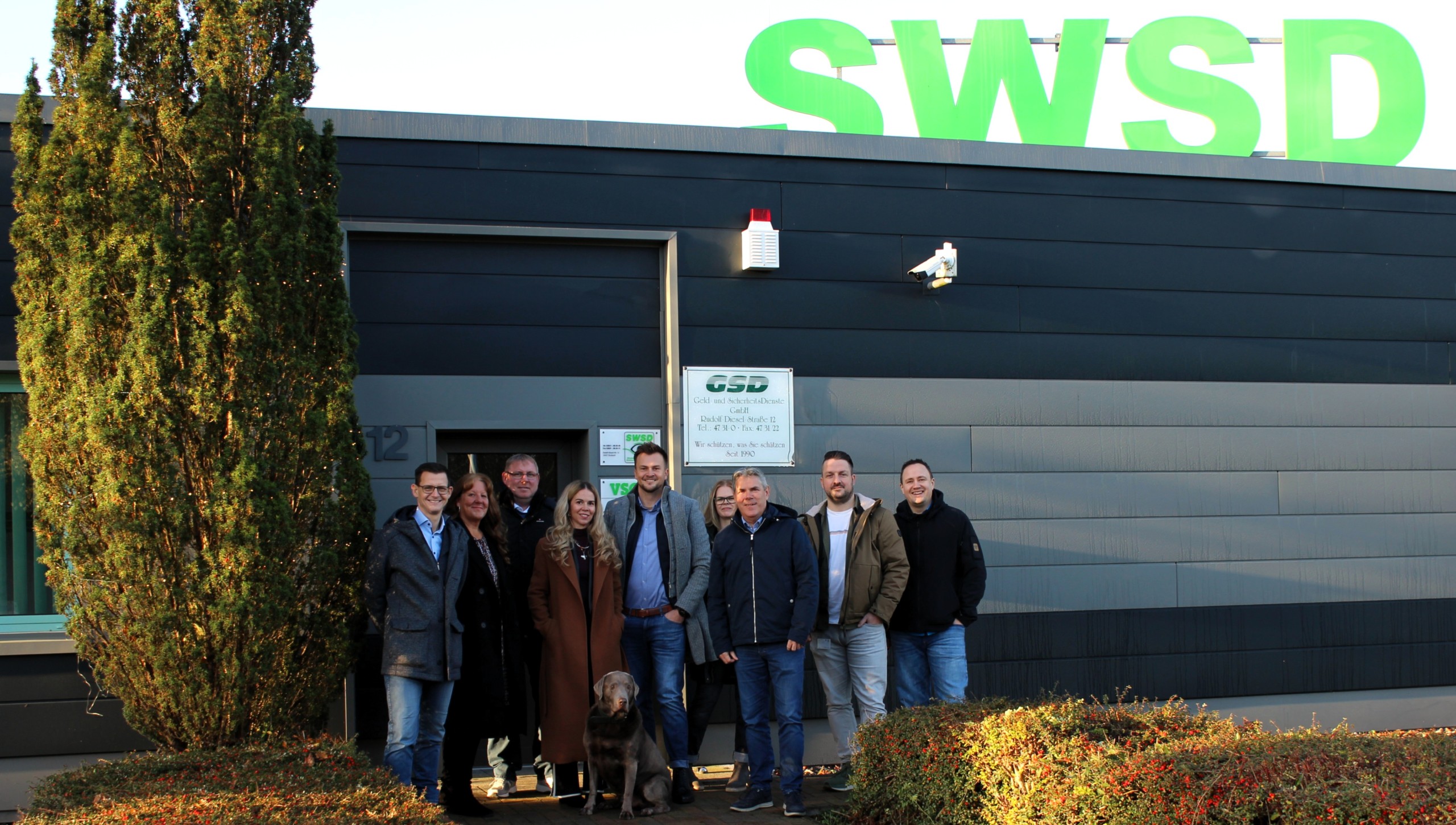 Team vor dem Firmengebäude